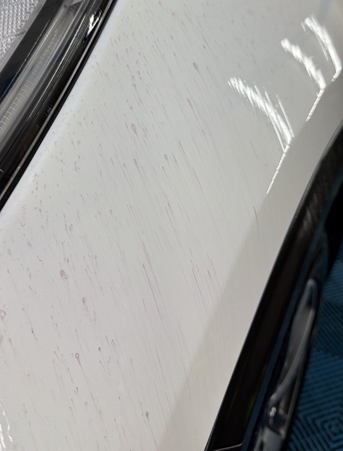 Pintura blanca con la contaminación férrica marcada en morado por el descontaminante